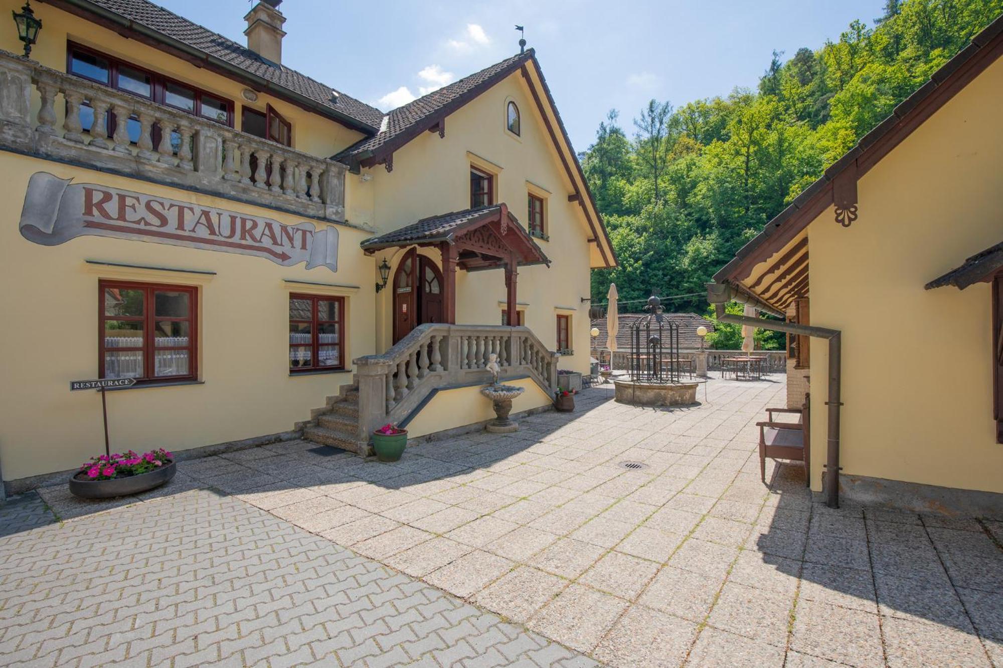 Resort U Jelena Křivoklát Bagian luar foto