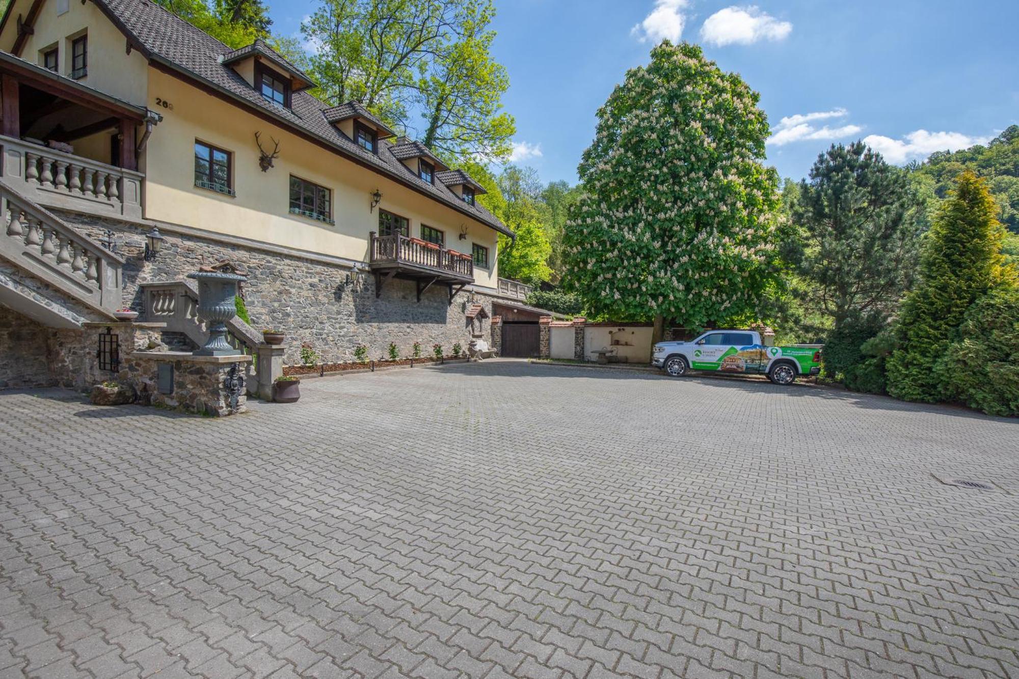 Resort U Jelena Křivoklát Bagian luar foto